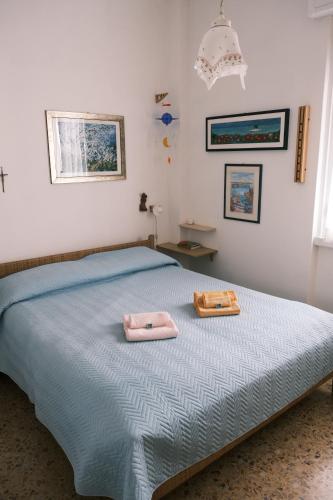 ラパッロにあるLa Casa di Giulia by PortofinoVacanzeのベッドルーム1室(ベッド1台、タオル2枚付)
