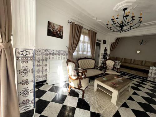Un lugar para sentarse en belle Duplex with terrace and rooftop in the heart of medina