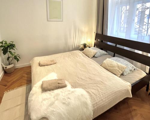 Apartment Mia - Old Town في براتيسلافا: غرفة نوم بسريرين عليها مناشف
