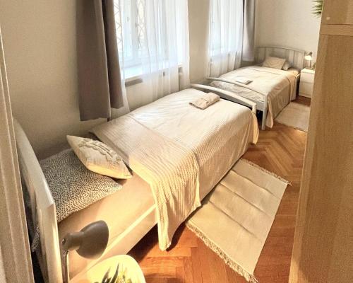 Apartment Mia - Old Town في براتيسلافا: ثلاثة أسرة في غرفة مع نافذة
