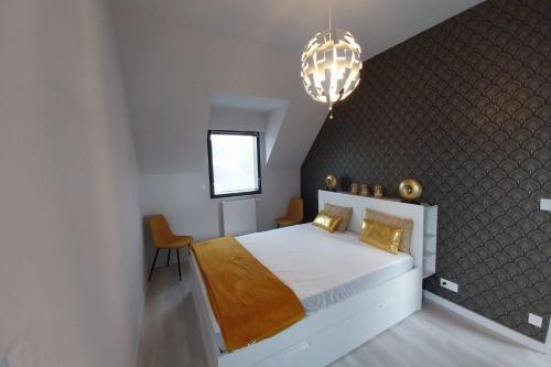 Un dormitorio con una gran cama blanca y una lámpara de araña. en Beautiful new modern house, en Baden