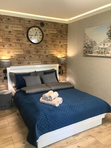 um quarto com uma cama grande e toalhas em Apartament Martyna em Kłodzko