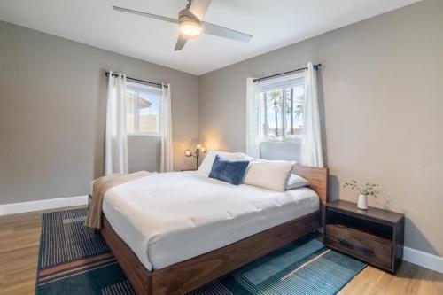 um quarto com uma cama e duas janelas em Roma by AvantStay Stylish Oasis w Private Pool em Phoenix
