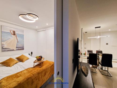 - une chambre avec un lit, une table et des chaises dans l'établissement Intempo Golden Magic Sky Resort & Spa, à Benidorm