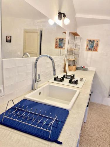 - une cuisine avec un évier et un robinet dans l'établissement Les logis de la Combette appartement 2 personnes, à Saint-Rémy-de-Provence