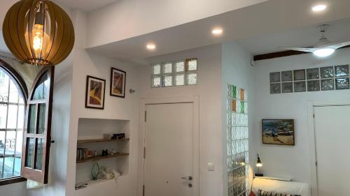 a white hallway with a door and a window at Alojamiento Casco Antiguo Salobeña in Salobreña