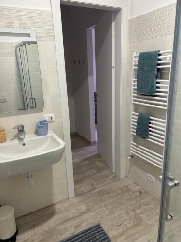 a bathroom with a sink and a mirror at LE CASE DI AZZANO VICINO ALL'AEROPORTO DI ALICE E GIORGIA in Azzano San Paolo