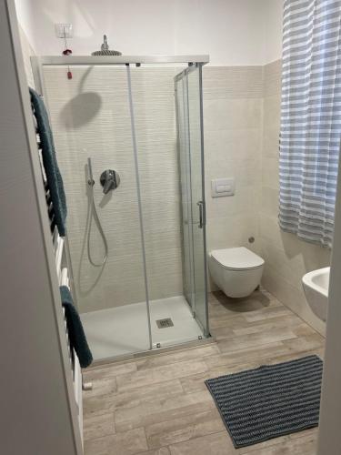 a bathroom with a shower and a toilet at LE CASE DI AZZANO VICINO ALL'AEROPORTO DI ALICE E GIORGIA in Azzano San Paolo