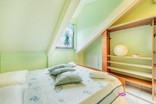 a bed with towels on it in a room at Green House in Marina dʼAndora