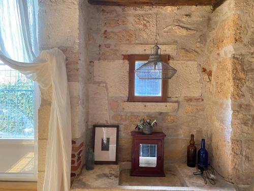 Cette chambre comprend une fenêtre, un rideau et une table. dans l'établissement Gorgeous old house in the centre of Souillac, à Souillac