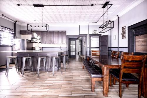 Η κουζίνα ή μικρή κουζίνα στο The Pub- 8BR Free Parking, Minutes From Falls & Casino