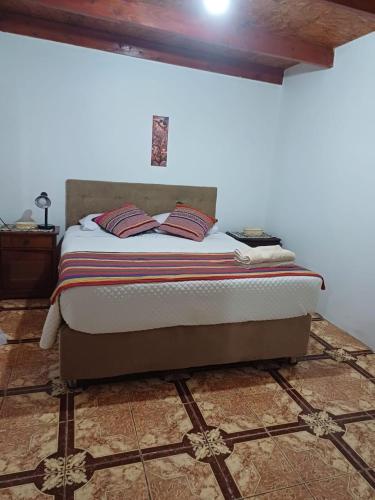 sypialnia z łóżkiem w pokoju w obiekcie Quyllur Ancestral w mieście San Pedro de Atacama