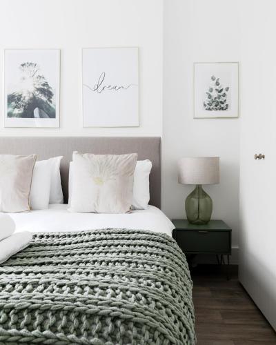 a bedroom with a bed with a blanket on it at Stylish Apartments - Hyde Park in London