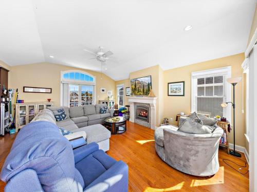 Fotografie z fotogalerie ubytování Spectacular 6 Bedroom Home On The Oceanblock In Beach Haven!!! Hot Tub!!! v destinaci Beach Haven