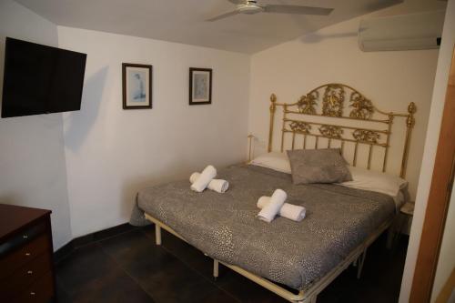 Un dormitorio con una cama con dos velas. en ESLORA, en Platja d'Aro
