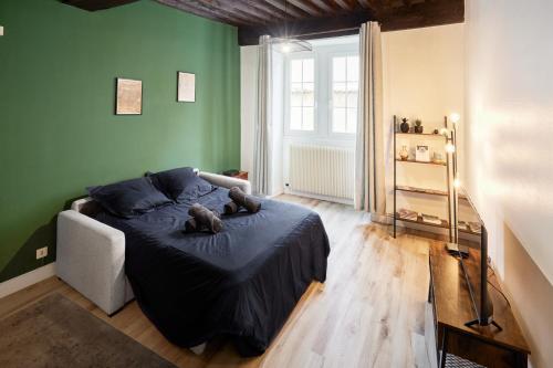Una habitación con una cama con dos ositos de peluche. en L'authentique Bressan en Bourg-en-Bresse