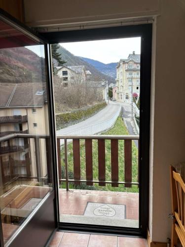 Aussicht von einer Glasschiebetür eines Balkons in der Unterkunft Grand bec in Brides-les-Bains