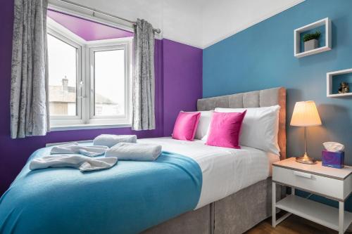 Postel nebo postele na pokoji v ubytování Welcome to Northview House Stylish 4 Bedroom Home in Southend by Jesswood Properties Contractors Corporates Relocation Stays Long Stays Welcome