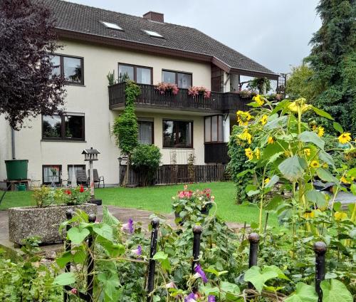 una casa con un jardín delante de ella en Marla, en Lauterbach