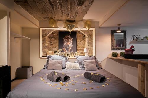 1 dormitorio con 1 cama con 2 almohadas en Suite Lovespa, en Coligny