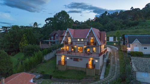 a large house with its lights on at La Vita Pousada de Charme in Campos do Jordão