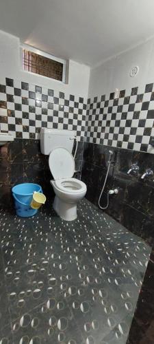 Um banheiro em OM SHANTI PALACE FREE PICKUP AND DROP ayodhya dham Junction