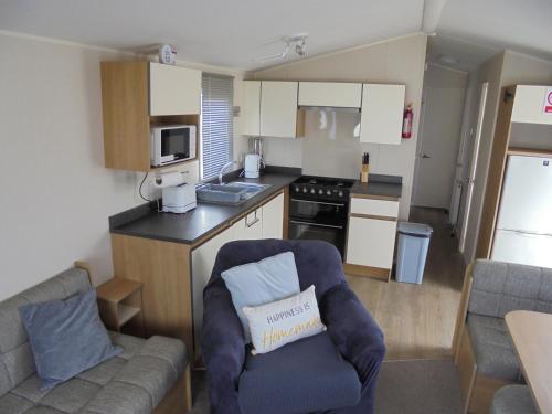Una cocina o kitchenette en Kingfisher Mistral 8 Berth, Central Heated, Close to site exit FREE WIFI