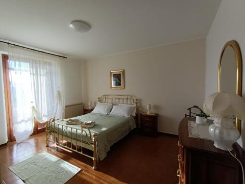 een slaapkamer met een bed en een raam bij La Finestra Sui Monti in Arcevia
