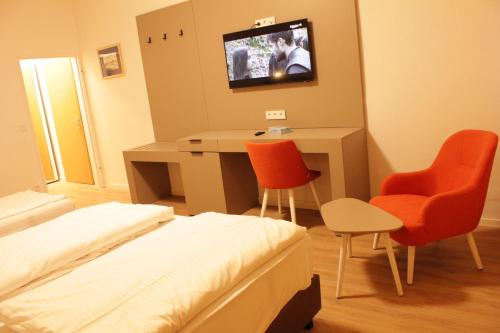 TV a/nebo společenská místnost v ubytování Isar City Hotel
