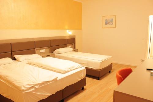 Una cama o camas en una habitación de Isar City Hotel
