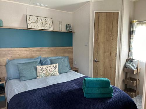 Hoburne Devon Bay - Hot Tub 2 Bed Paigntonにあるベッド