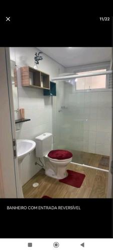 łazienka z toaletą i umywalką w obiekcie Apartamento centro w São Paulo