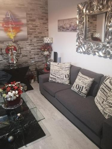 sala de estar con sofá y espejo en Andros Residence, en Limassol