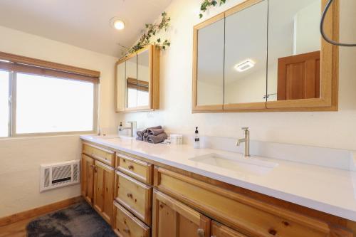 eine Küche mit Spüle und Fenster in der Unterkunft Brian Head Cabin Minutes from Slopes with Game Room! in Brian Head