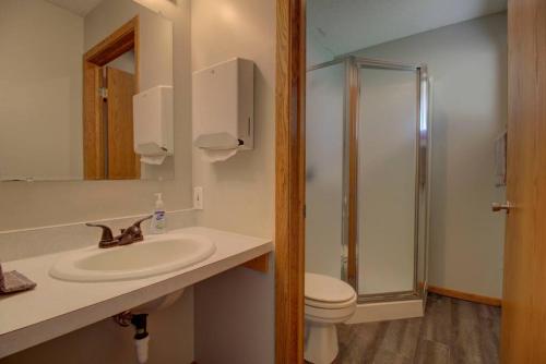 een badkamer met een wastafel en een toilet bij Sunrise by the Lake, Campfire, Kayaking in Clitherall