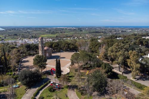 una vista aerea su un parco con un silo di Intera casa con 3 camere 2 bagni giardino wifi parcheggio a Tuglie