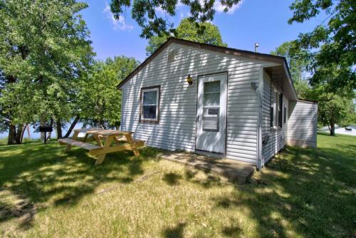 una pequeña casa con una mesa de picnic delante de ella en Walleye Cabin Spitzer Lakefront Minnesota, en Clitherall