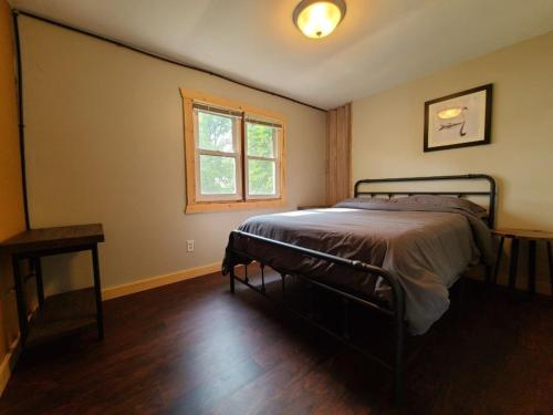 1 dormitorio con cama y ventana en Walleye Cabin Spitzer Lakefront Minnesota, en Clitherall