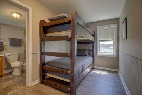 Bunk bed o mga bunk bed sa kuwarto sa Bass Cabin at Spitzer Lake and Waterfront Views