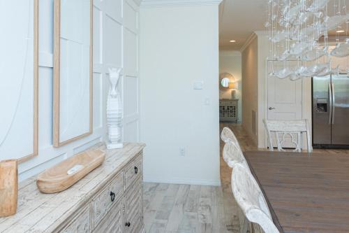 cocina con 2 sillas y tocador de madera en New Listing, Luxury 4bd Steps to Beach Club, en Pensacola