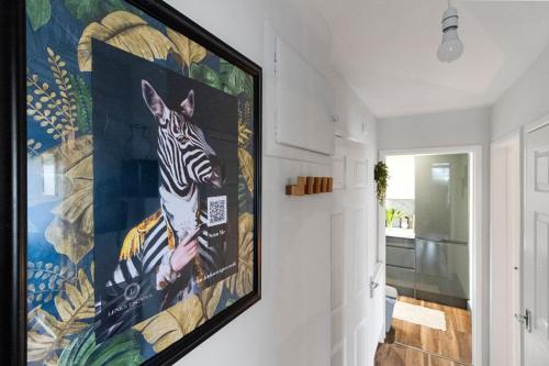 泰格茅斯的住宿－Stylish 2 Bed Apartment Near Beach, Parking, Wifi, Netflix，墙上一幅斑马的巨幅画
