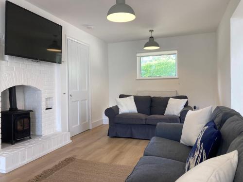 a living room with a couch and a fireplace at The Gate - Pet Friendly in Freshwater