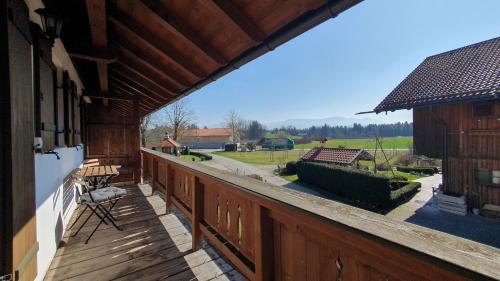 una terraza al aire libre con vistas a un patio en Ferienwohnungen am Simssee, Gutshof Alpenblick, en Stephanskirchen