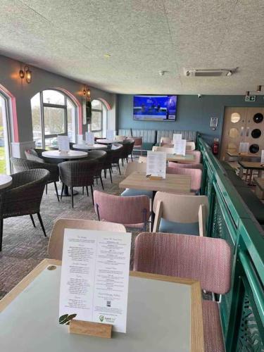 Hoburne Devon Bay - Hot Tub 2 Bed Paigntonにあるテレビまたはエンターテインメントセンター