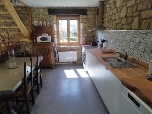 Dapur atau dapur kecil di Nouzet gites et lits