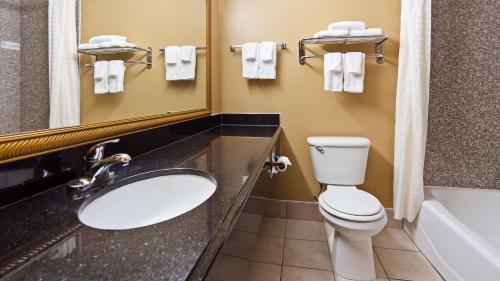 俄克拉何馬城的住宿－Hemp Hotel，一间带水槽、卫生间和镜子的浴室