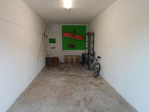 rower zaparkowany w pokoju z zieloną ścianą w obiekcie La Vista Storica w mieście Piombino