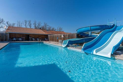 un toboggan aquatique dans une piscine dans l'établissement Mobil-home au camping La Lande à Mimizan n°507, à Mimizan