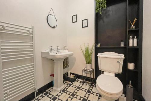une salle de bain avec des toilettes blanches et un lavabo dans l'établissement Beside West Strand beach Portrush Ground Floor Apartment, à Portrush