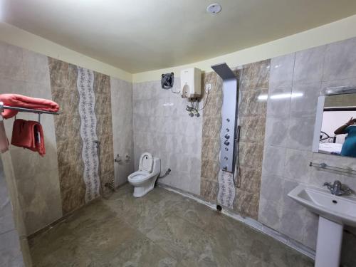 een badkamer met een toilet en een wastafel bij The Red Soil Country in Siuri
